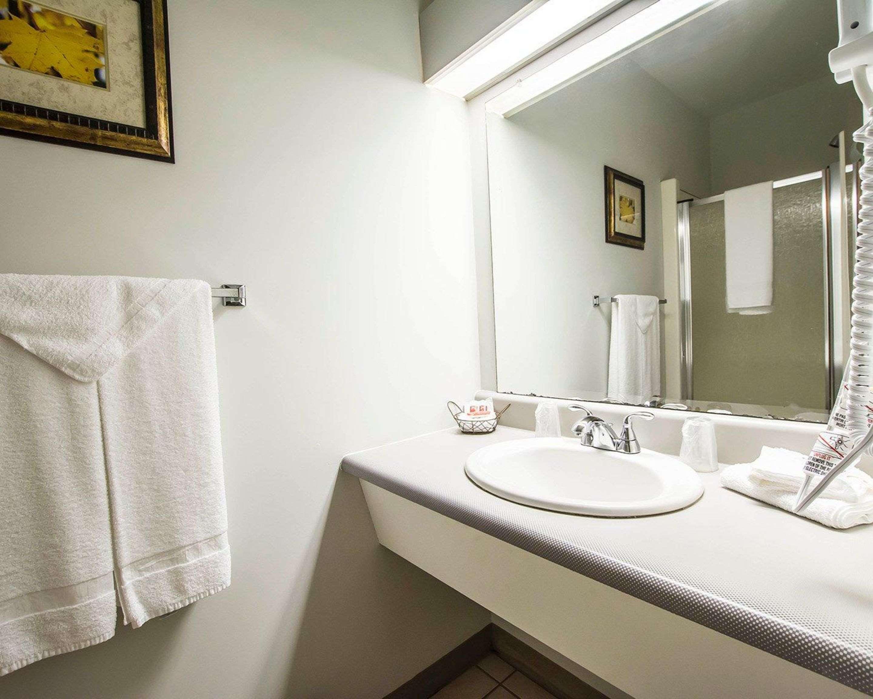Econo Lodge Inn & Suites Montmagny Buitenkant foto