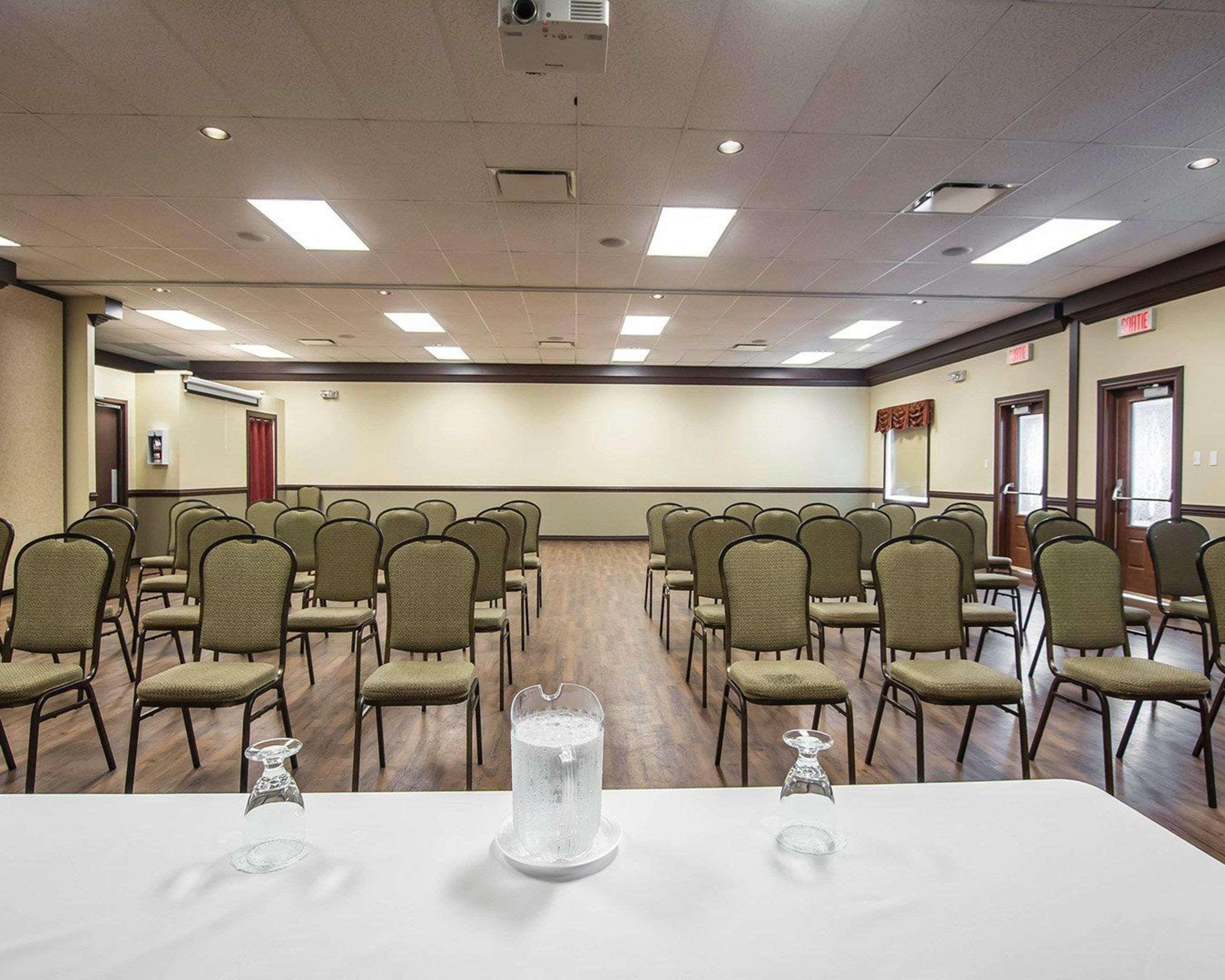 Econo Lodge Inn & Suites Montmagny Buitenkant foto