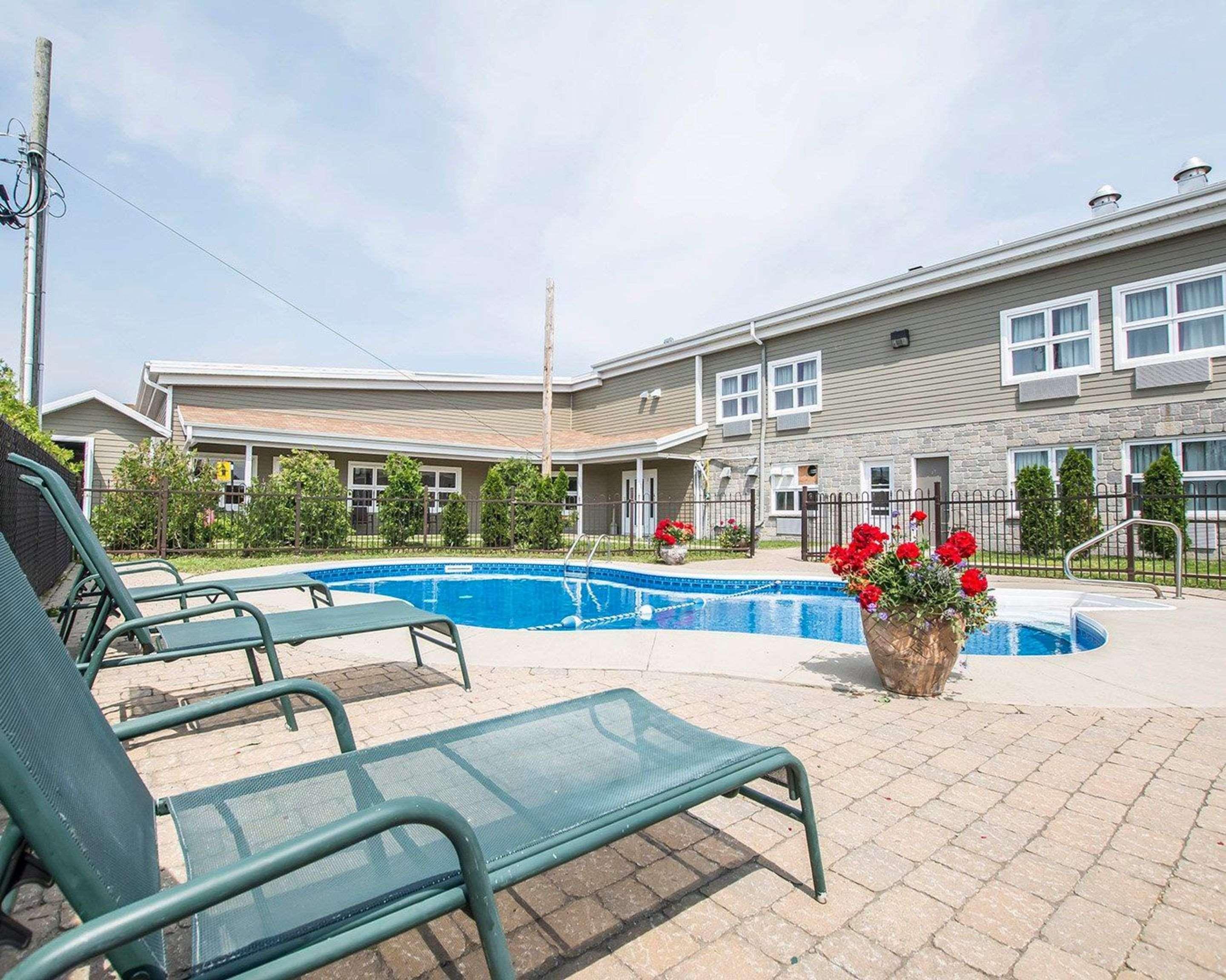 Econo Lodge Inn & Suites Montmagny Buitenkant foto