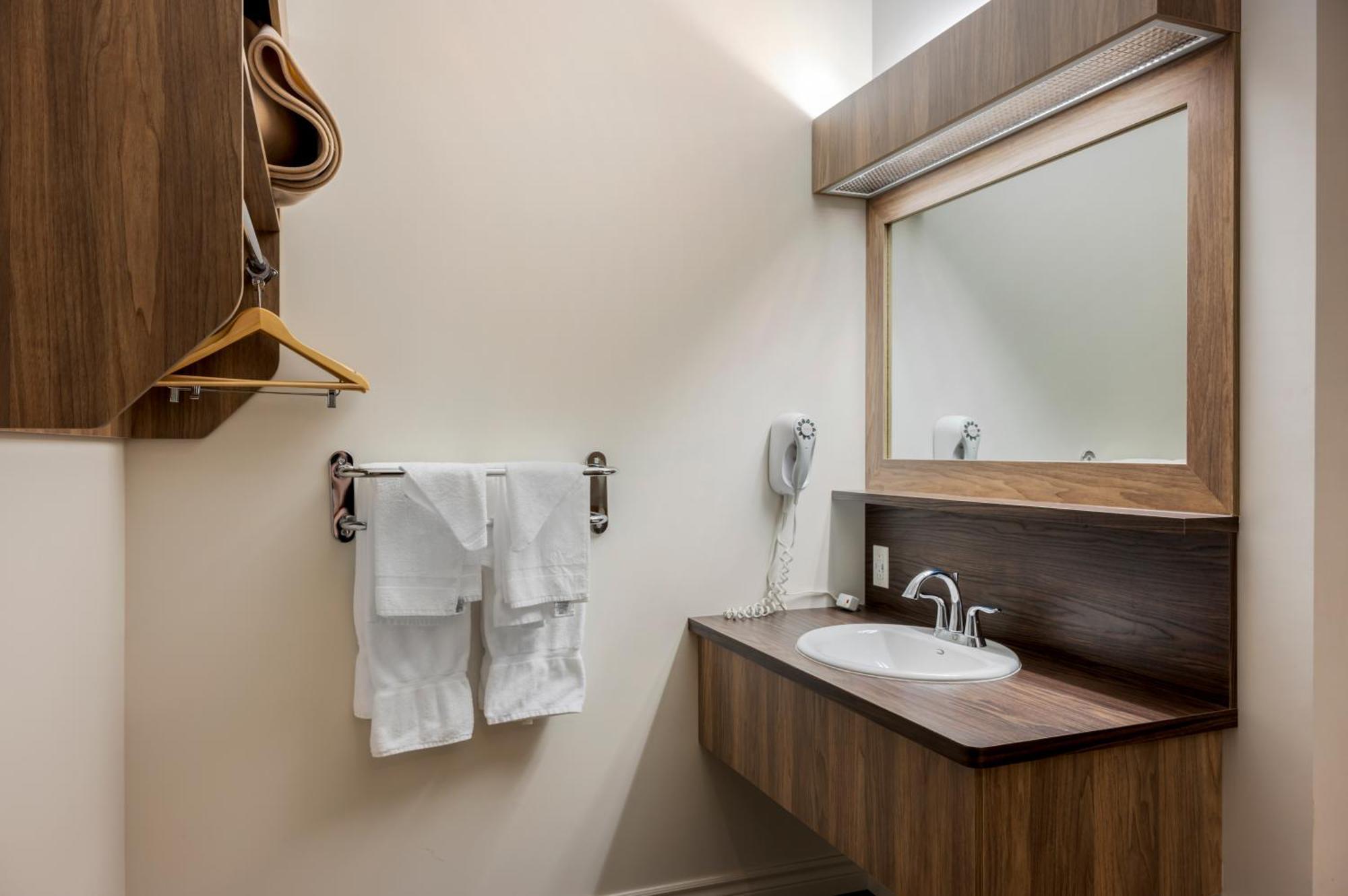 Econo Lodge Inn & Suites Montmagny Buitenkant foto